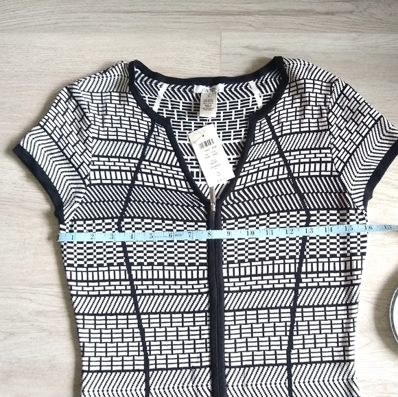 NEW Cache Cap Sleeve V-Neck Zip Front Sheath Dress Black & White Print Medium - Picture 10 of 15